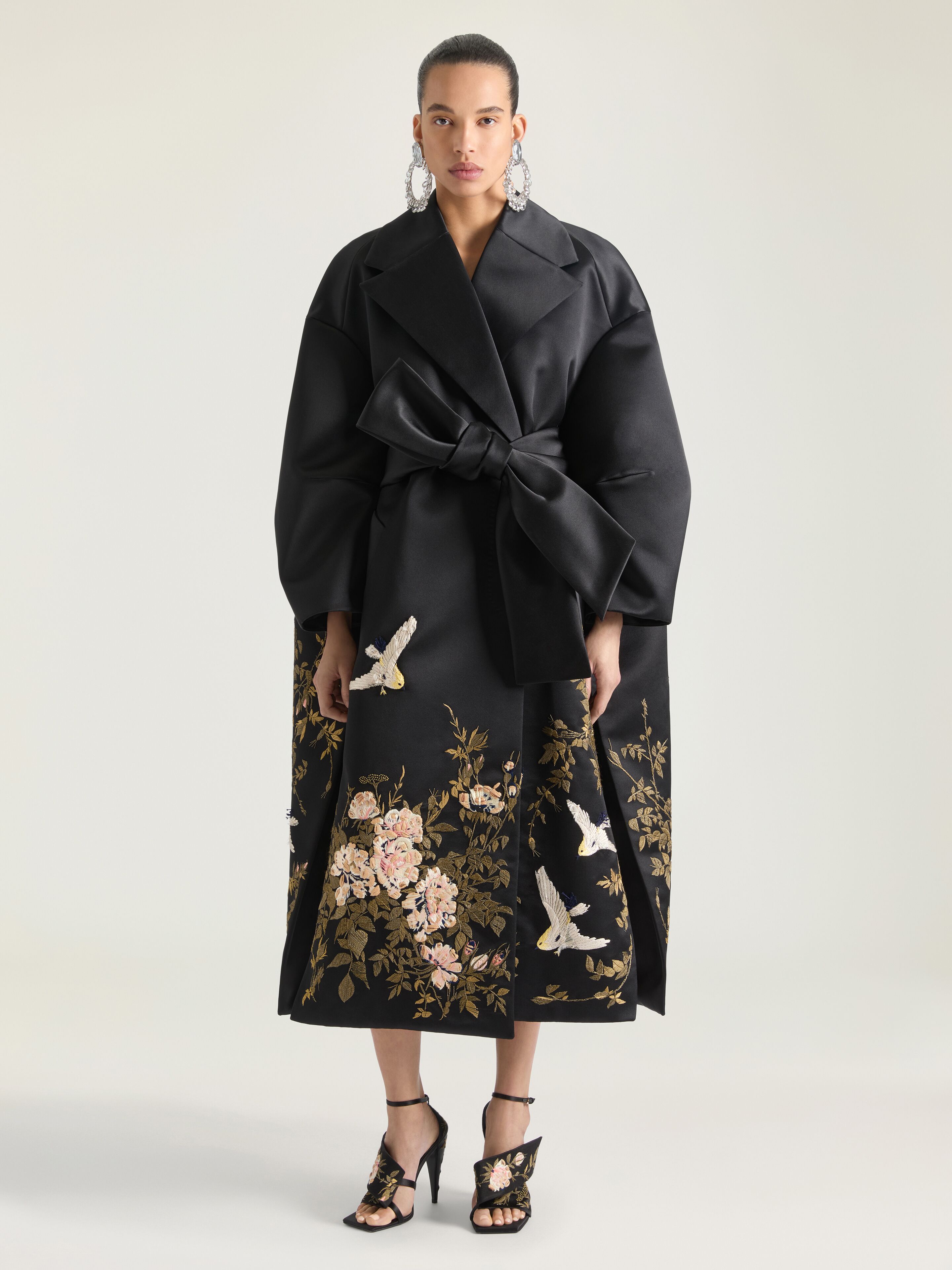 Cocoon coat in satin with embroideries and cape